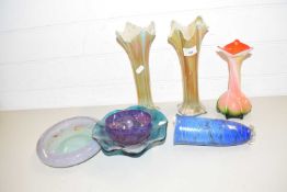 MIXED LOT: VARIOUS DECORATED GLASS VASES, BOWLS ETC