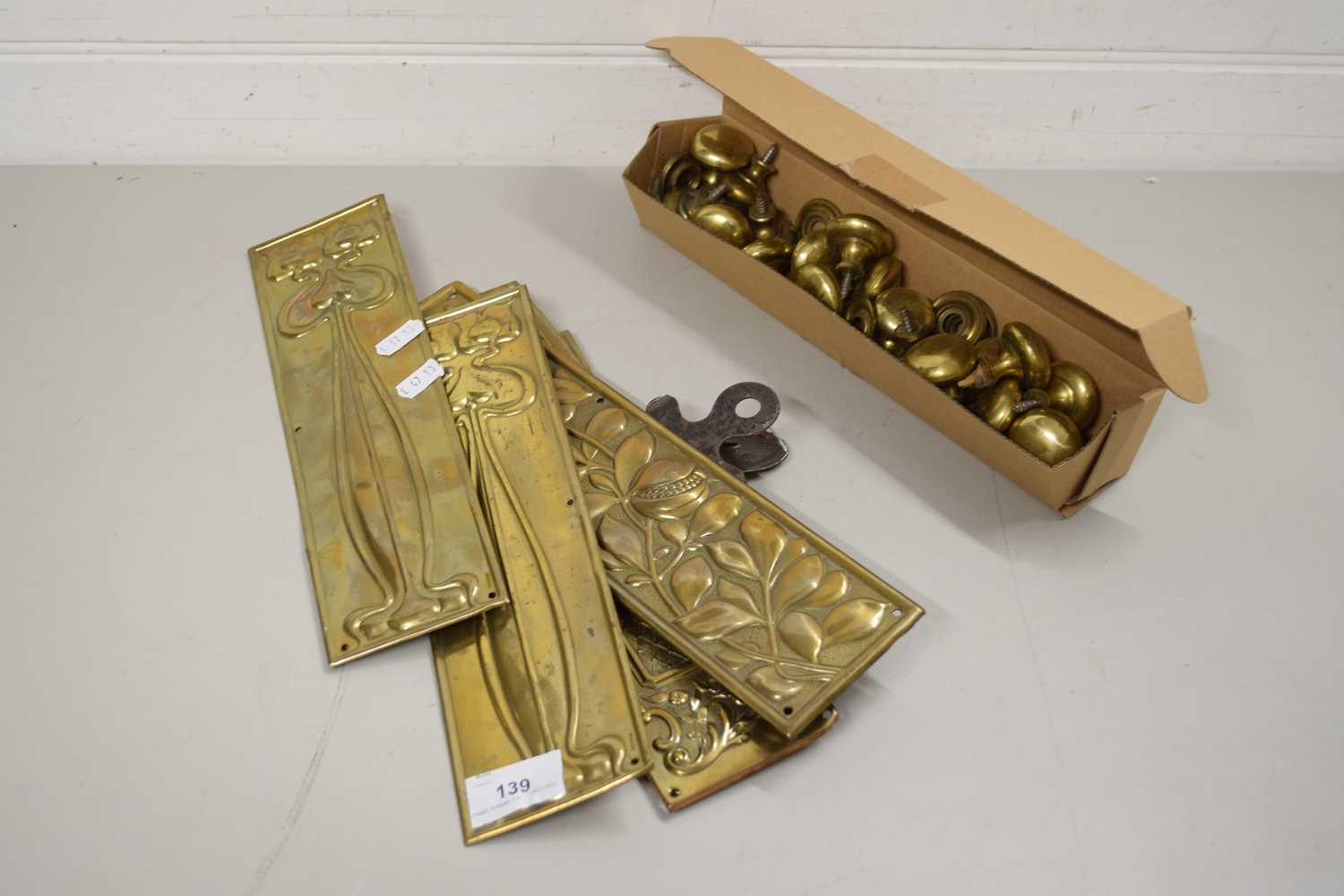 MIXED LOT: BRASS FINGER PLATES, SMALL BRASS FURNITURE HANDLES AND A BRASS LETTER CLIP