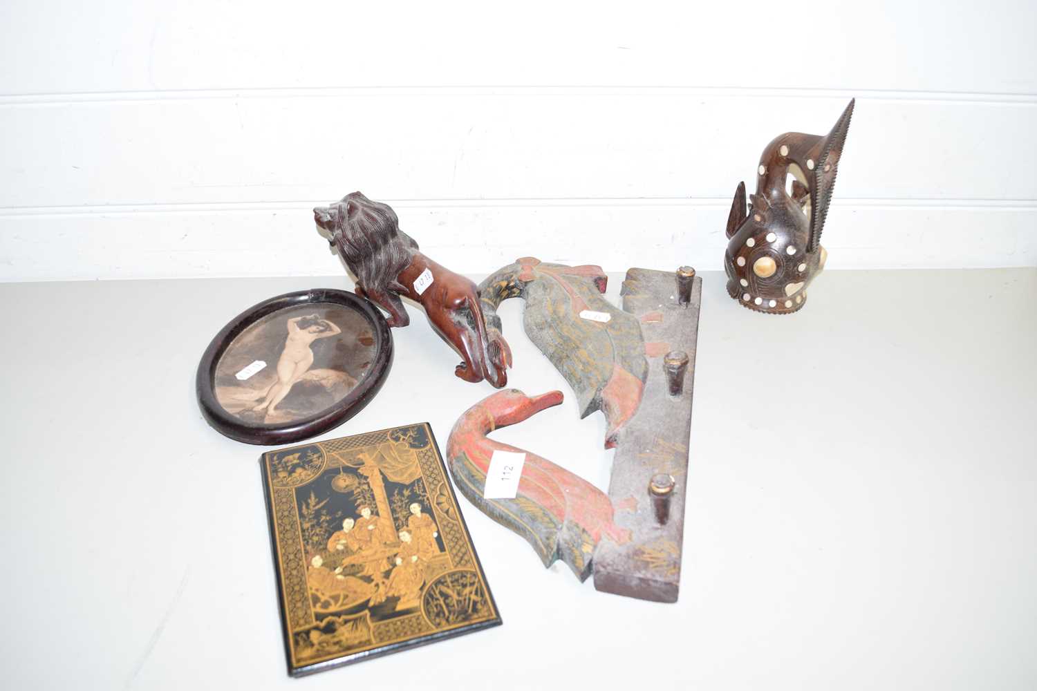MIXED LOT COMPRISING A WOODEN COAT RACK DECORATED WITH DUCKS, WOODEN MODEL LION, SMALL LACQUERED
