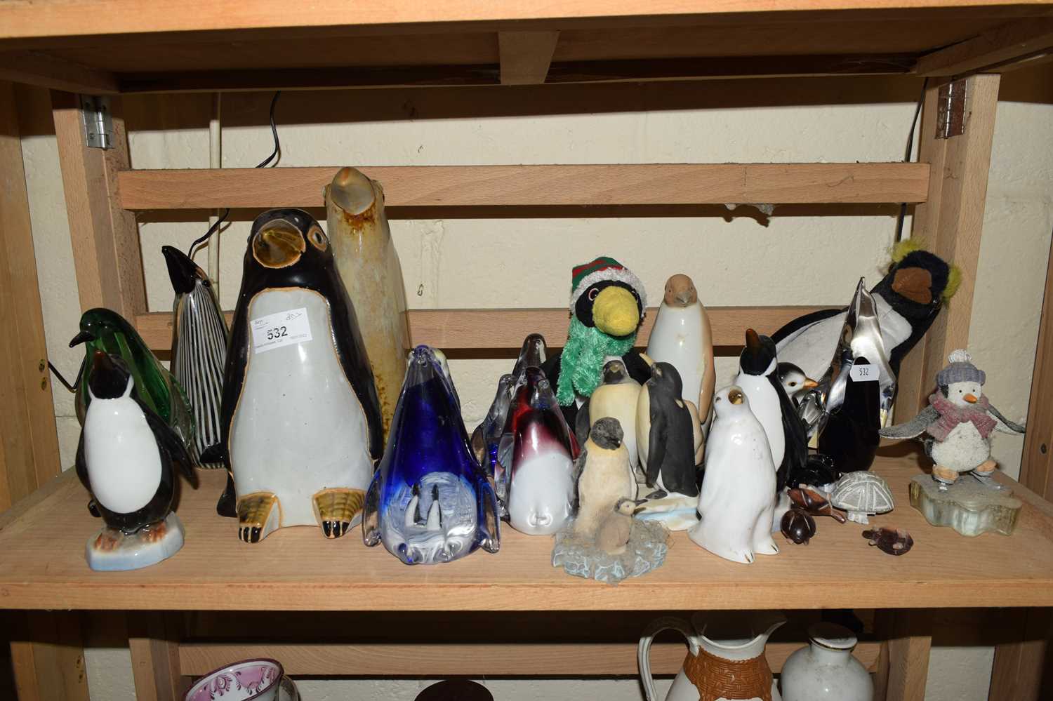 VARIOUS MODEL PENGUINS TO INCLUDE A RANGE OF ART GLASS EXAMPLES