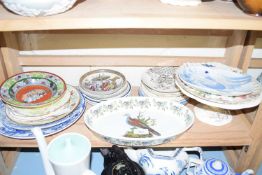 VARIOUS CERAMICS TO INCLUDE A PORTMEIRION BIRDS OF BRITAIN SERVING DISH, SMALL DECORATED PLATES