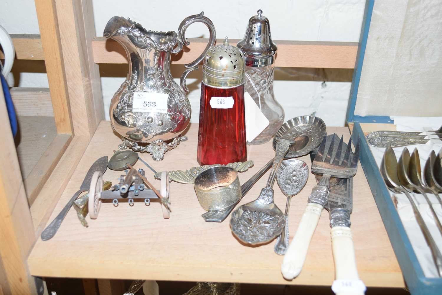 VARIOUS SILVER PLATED WARES TO INCLUDE FISH SERVERS, SUGAR SIFTERS, JUG AND OTHER ITEMS