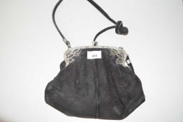 SMALL EARLY 20TH CENTURY BLACK VELVET FINISH HANDBAG WITH BASE METAL MOUNTS