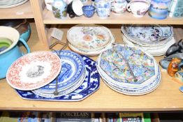 ASSORTED CERAMICS TO INCLUDE VARIOUS VICTORIAN DECORATED PLATES, A CROWN DUCAL CAKE PLATE AND