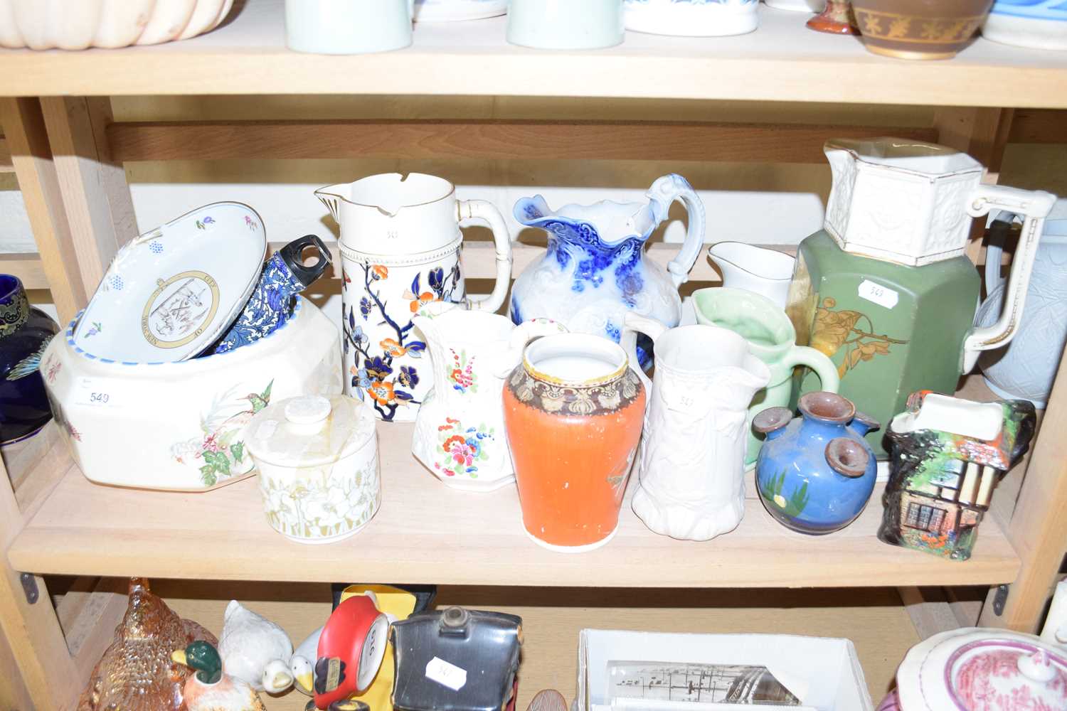 VARIOUS VICTORIAN AND LATER CERAMICS TO INCLUDE VARIOUS JUGS, TORQUAY WARE VASE, SALAD BOWL AND