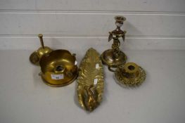 MIXED LOT OF BRASS WARES TO INCLUDE ASHTRAY FORMED FROM A SHELL CASE, CANDLESTICKS AND OTHER ITEMS