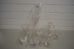 MIXED LOT OF CLEAR DRINKING GLASSES TO INCLUDE EDINBURGH CRYSTAL THISTLE GLASSES, GLASS CANDLESTAND