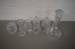MIXED LOT VARIOUS CLEAR GLASS WARES TO INCLUDE DECANTER, PRESERVE POT AND OTHER ITEMS