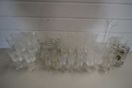 MIXED LOT 20TH CENTURY CLEAR DRINKING GLASSES