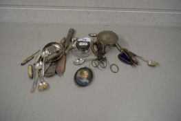 MIXED LOT VARIOUS SMALL PLATED AND WHITE METAL ITEMS TO INCLUDE VARIOUS CUTLERY, BOSUN'S WHISTLE,