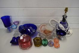 MIXED LOT COMPRISING VARIOUS GLASS WARES TO INCLUDE A BOHEMIAN GLASS TABLE LAMP, VARIOUS BLUE