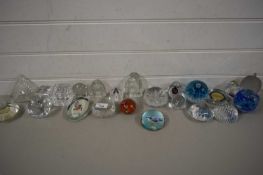 QUANTITY OF VARIOUS DECORATIVE GLASS PAPERWEIGHTS