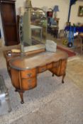 EARLY 20TH CENTURY WALNUT VENEERED DRESSING TABLE WITH TRIPLE MIRRORED BACK, 117CM WIDE