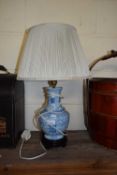 MODERN CHINESE BLUE AND WHITE CERAMIC TABLE LAMP WITH SHADE