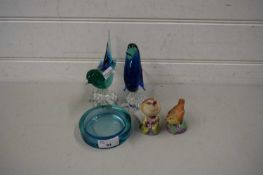 MIXED LOT COMPRISING TWO ART GLASS BIRDS PLUS TWO ROYAL WORCESTER BIRDS AND A FURTHER GLASS