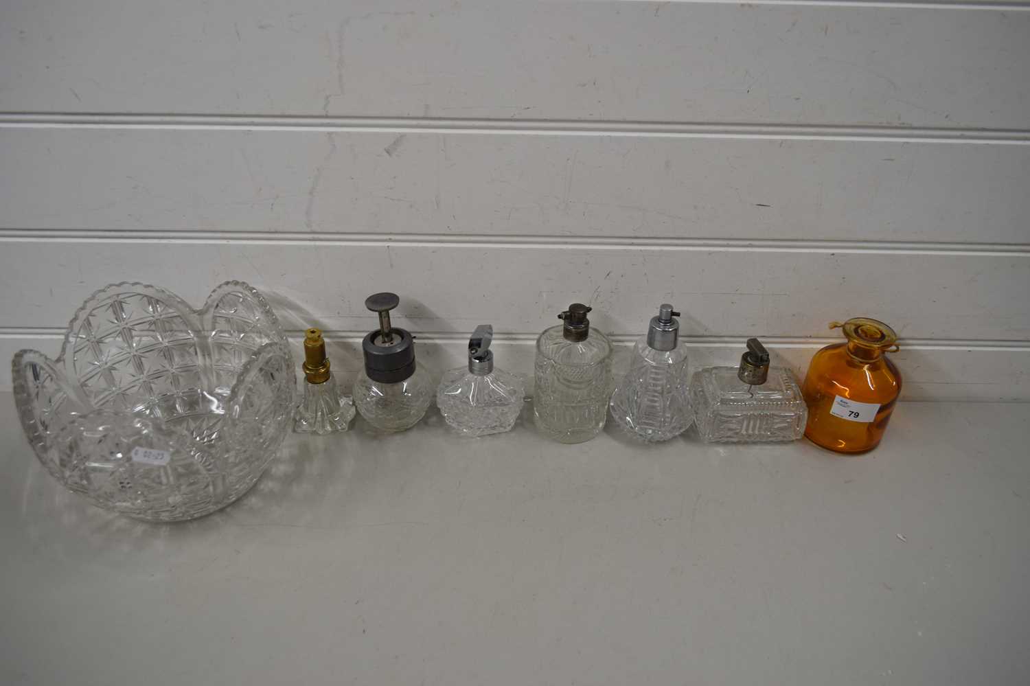 MIXED LOT OF CLEAR GLASS PERFUME BOTTLES, CLEAR GLASS BOWL AND OTHER ITEMS