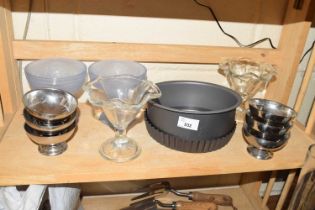 MIXED LOT VARIOUS KITCHEN WARES, GLASS DISHES ETC