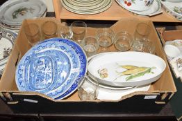 BOX OF MIXED WARES TO INCLUDE A WILLOW PATTERN CAKE STAND, KITCHEN CERAMICS, GLASS ETC