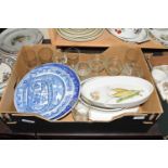 BOX OF MIXED WARES TO INCLUDE A WILLOW PATTERN CAKE STAND, KITCHEN CERAMICS, GLASS ETC