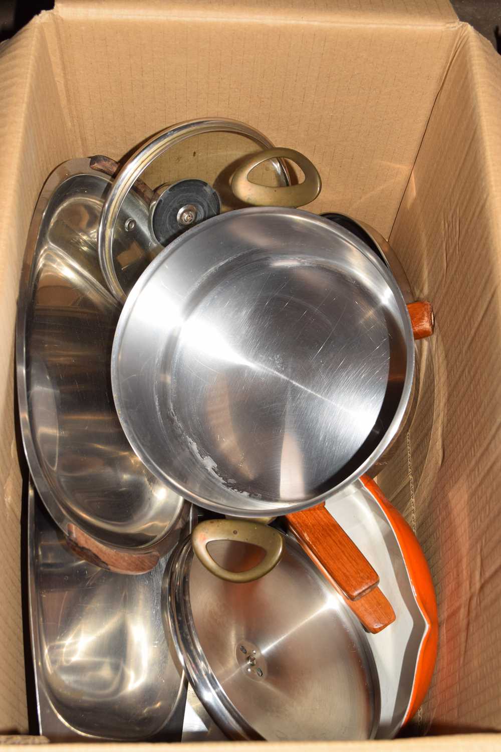 BOX OF KITCHEN WARES