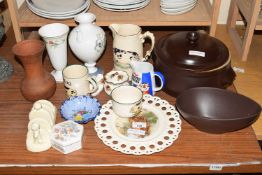 MIXED LOT VARIOUS CERAMICS TO INCLUDE A WEDGWOOD GLEN MIST VASE, VARIOUS DECORATED JUGS,