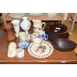 MIXED LOT VARIOUS CERAMICS TO INCLUDE A WEDGWOOD GLEN MIST VASE, VARIOUS DECORATED JUGS,