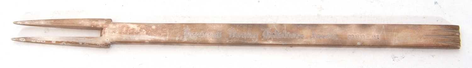 Mixed Lot: cased two-prong fork in 17th century style bearing specimen hallmarks for Sheffield 1960, - Image 6 of 6