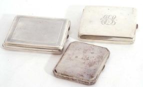 Mixed Lot: George V silver cigarette case, engine turned decoration, push-in clasp and thumb