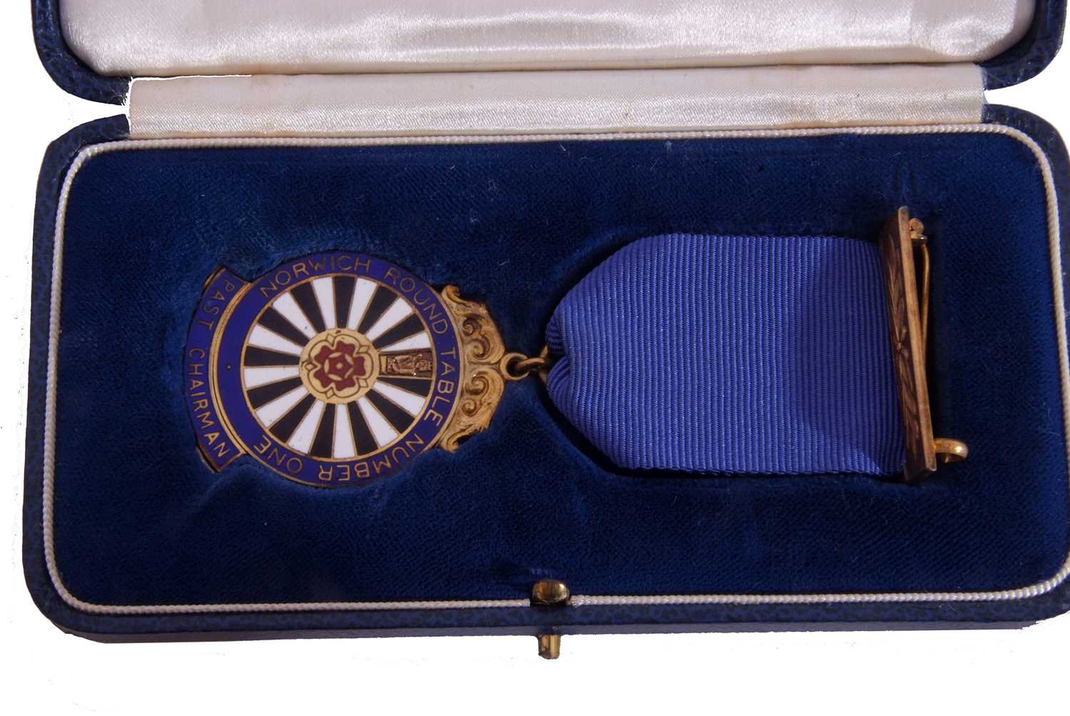 Cased Norwich Round Table silver and enamel jewel, engraved verso 'Michael Bulman', the first member - Image 3 of 5