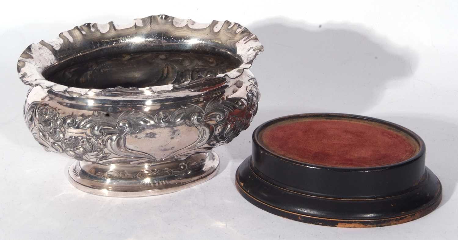 An early 20th century silver plated rose bowl of oval form decorated with stylised floral detail and - Image 3 of 4
