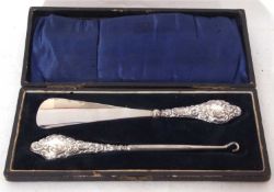 Cased George V embossed silver handled shoe horn and button hook, Chester 1913, maker's marks