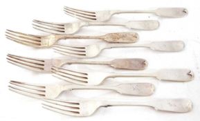 Mixed Lot of four Victorian Fiddle pattern dessert forks, London 1882, Chawner & Co, together four