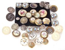 Mixed Lot of vintage porcelain, mother of pearl and metal buttons (qty)