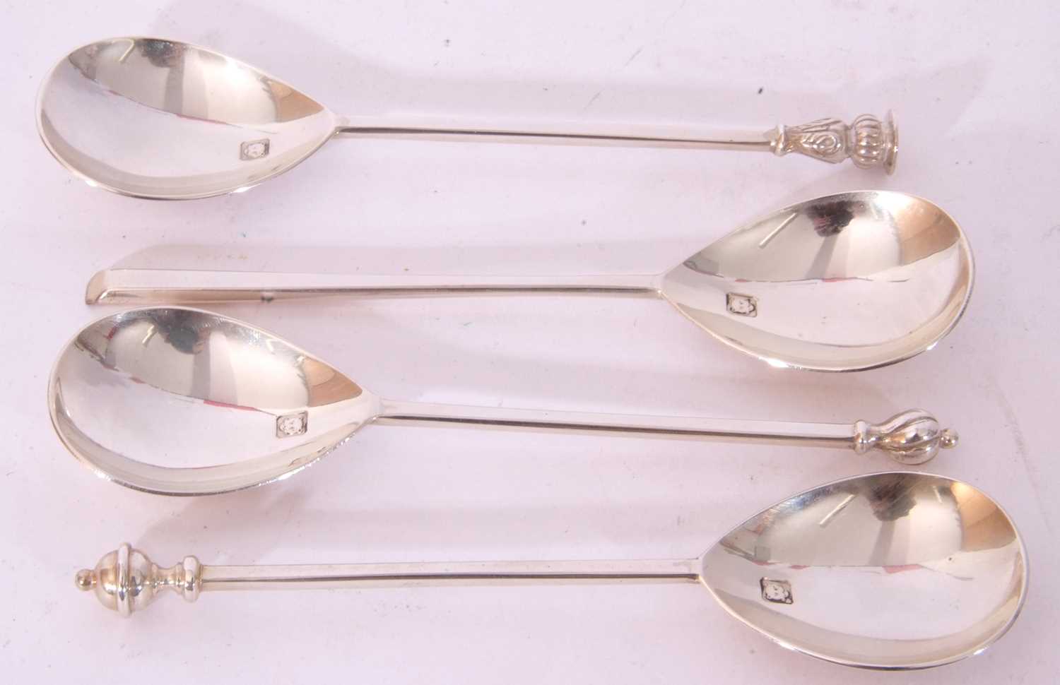 Four Elizabeth II silver seal top spoons, London 1971, Wakeley & Wheeler, 98gms - Image 3 of 4