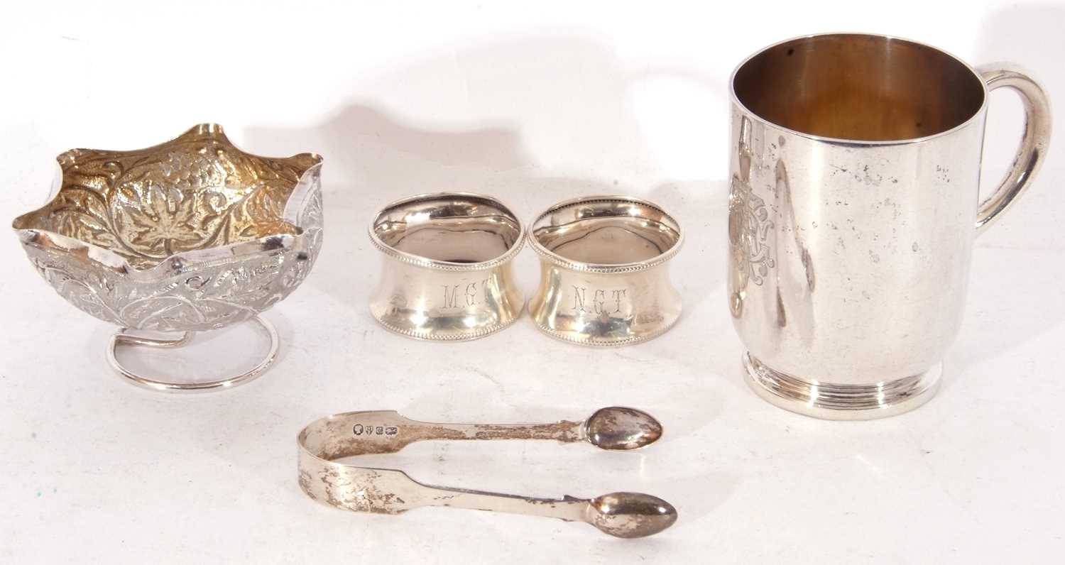 Mixed Lot: Edwardian silver small mug of plain body with straight tapering sides, plain loop - Image 2 of 3