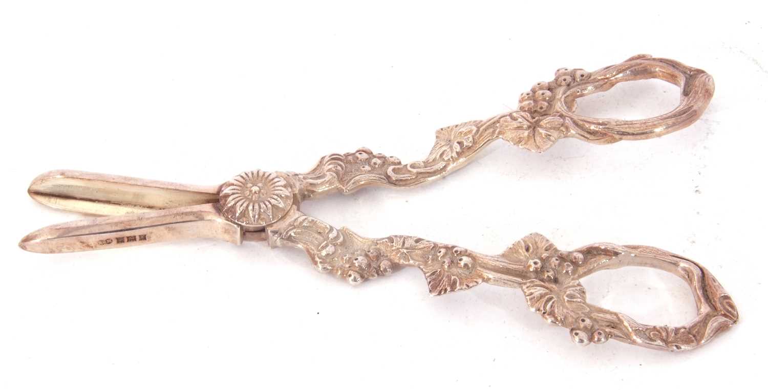 Mixed Lot: pair of Elizabeth II silver grape scissors, the cast handles decorated with vine - Image 5 of 6