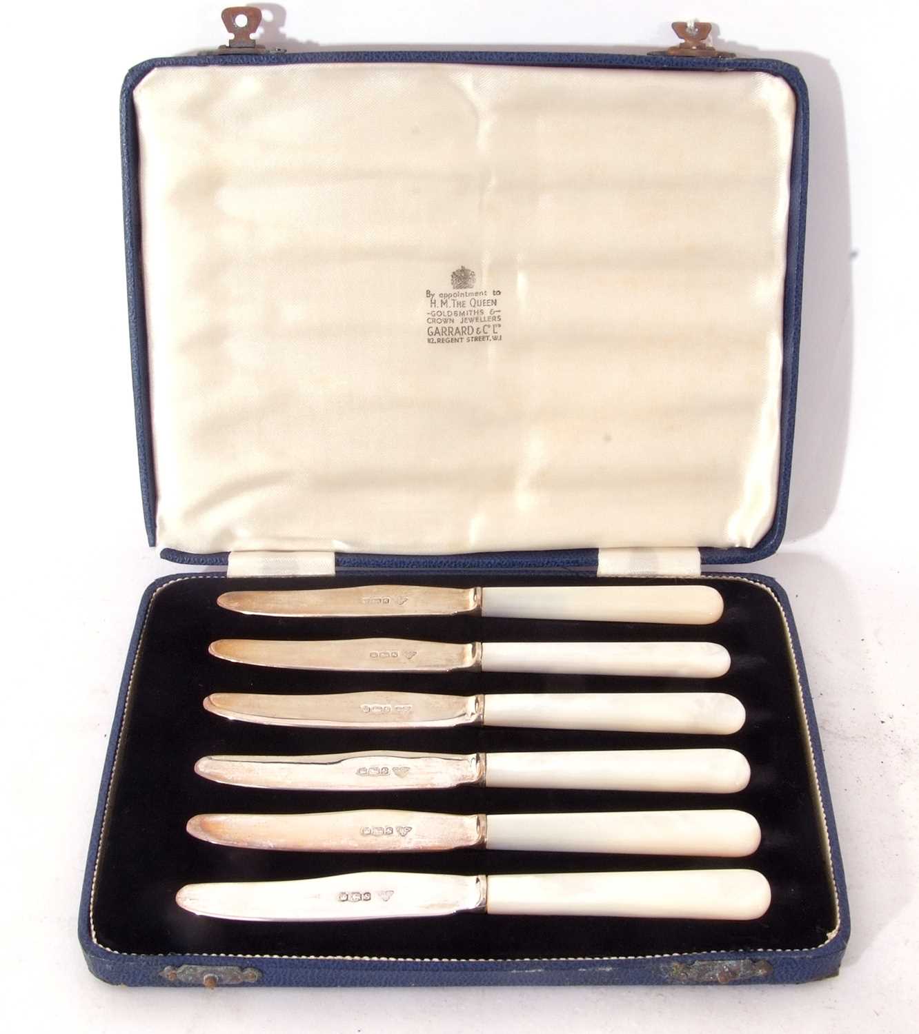 Cased set of six Elizabeth II mother of pearl handled and silver bladed cake or butter knives,