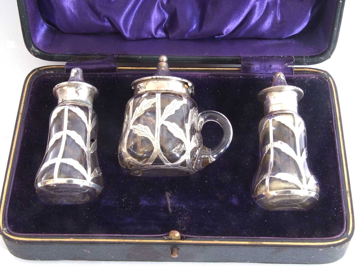 Cased matched three piece glass and silver overlaid condiments, comprising hinged mustard, Chester - Image 3 of 5