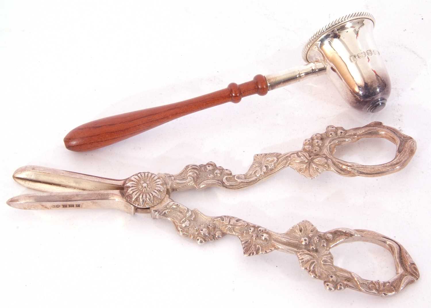 Mixed Lot: pair of Elizabeth II silver grape scissors, the cast handles decorated with vine - Image 2 of 6