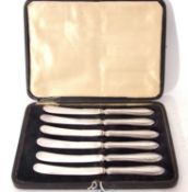 Cased set of six George V silver handled cake knives with zig-zag decoration to handles, plated