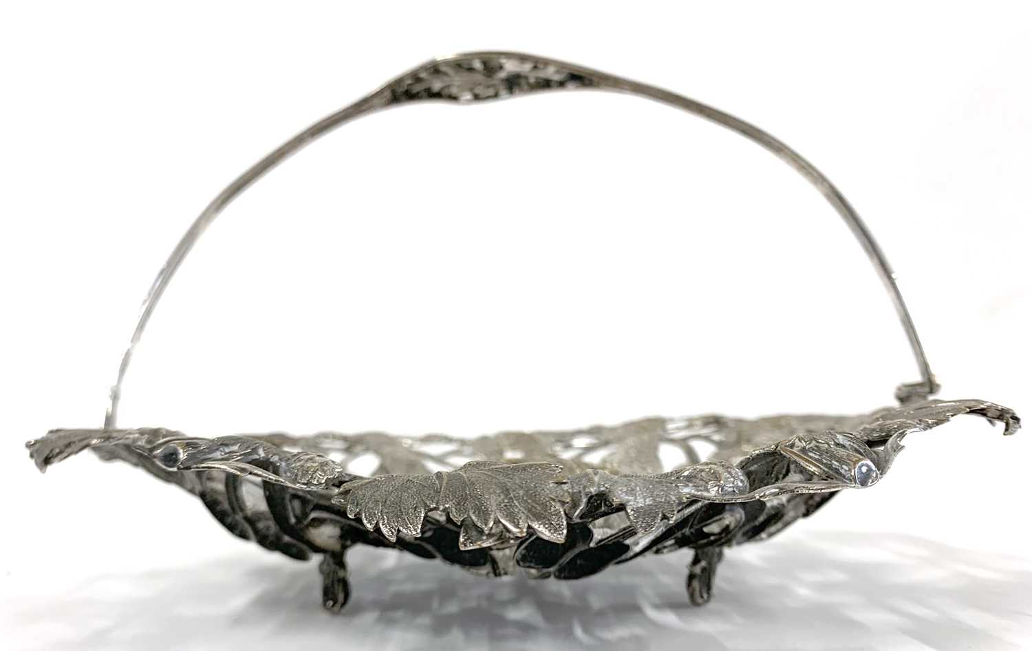 Late 19th/early 20th century silver plated table basket with swing handle, body of basket - Image 2 of 3