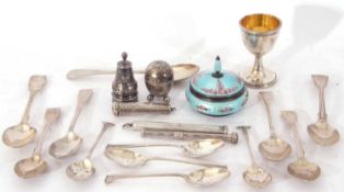 Mixed Lot: Victorian silver egg cup, London 1894, five silver Albany pattern tea spoons, Sheffield