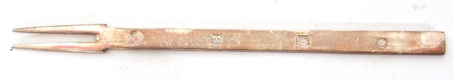 Mixed Lot: cased two-prong fork in 17th century style bearing specimen hallmarks for Sheffield 1960, - Image 5 of 6
