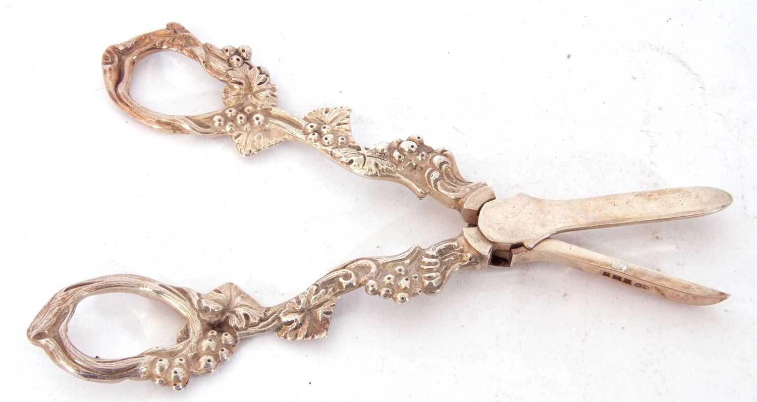 Mixed Lot: pair of Elizabeth II silver grape scissors, the cast handles decorated with vine - Image 6 of 6