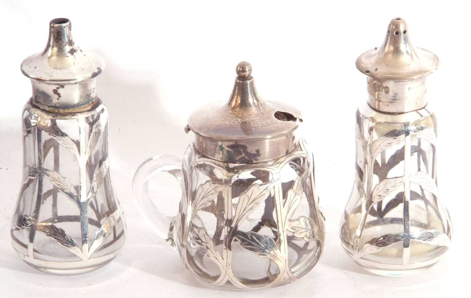 Cased matched three piece glass and silver overlaid condiments, comprising hinged mustard, Chester - Image 2 of 5
