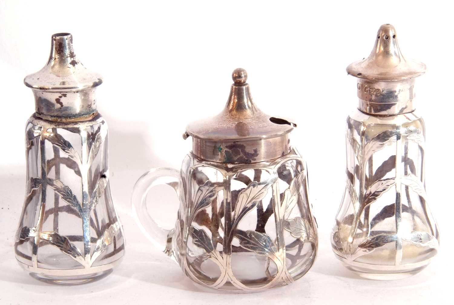 Cased matched three piece glass and silver overlaid condiments, comprising hinged mustard, Chester - Image 5 of 5