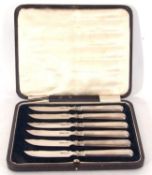 Cased set of six silver butter knives with plain polished handles and silver blades, Sheffield 1917,