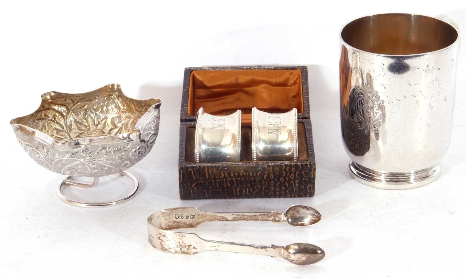 Mixed Lot: Edwardian silver small mug of plain body with straight tapering sides, plain loop