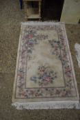 MODERN CHINESE WOOL FLOOR RUG DECORATED WITH FLOWERS ON A PALE BACKGROUND, 150CM WIDE