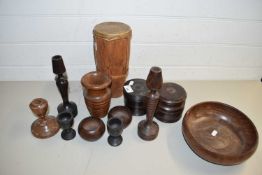 MIXED LOT : VARIOUS WOODEN CANDLESTICKS, STORAGE BOXES, BOWLS, MINIATURE DRUM ETC